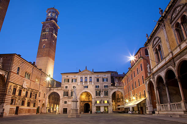 werona-campo dei lamberti signori i wieża w zmierzch - torre dei lamberti zdjęcia i obrazy z banku zdjęć