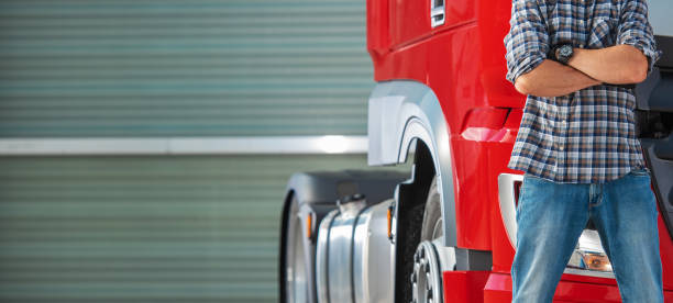 caminhoneiro na frente de seu novo caminhão semi vermelho - semi truck driver pride white - fotografias e filmes do acervo