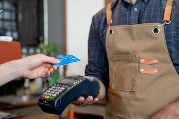 Woman use credit card pay money online in cafe restaurant with a digital payment without cash. accumulate discount. E wallet, technology, pay online, credit card, bank app. daily life payment mujer usa tarjeta de crédito paga dinero en línea en cafetería restaurante con un pago digital sin efectivo. acumular descuento. monedero electrónico, tecnología, pago en línea, tarjeta de crédito, aplicación bancaria. pago de la vida diaria