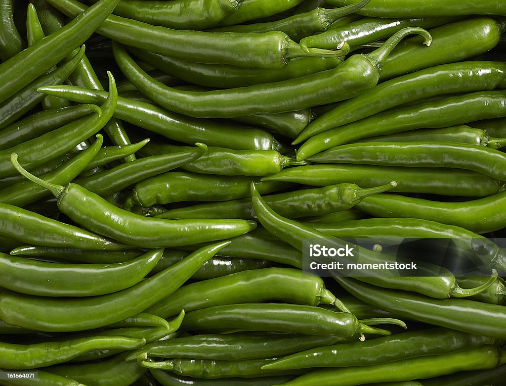 Verde chili peppers - Foto de stock de Alimento libre de derechos