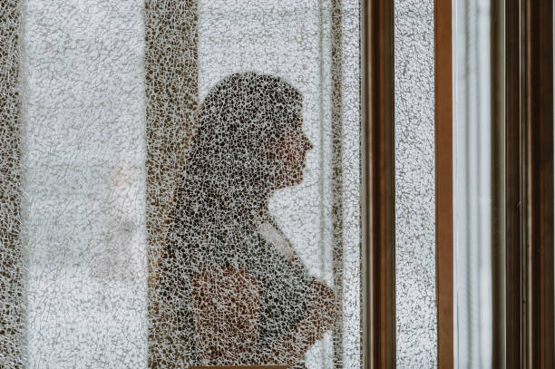 mulher atrás de um vidro quebrado - broken window glass women - fotografias e filmes do acervo
