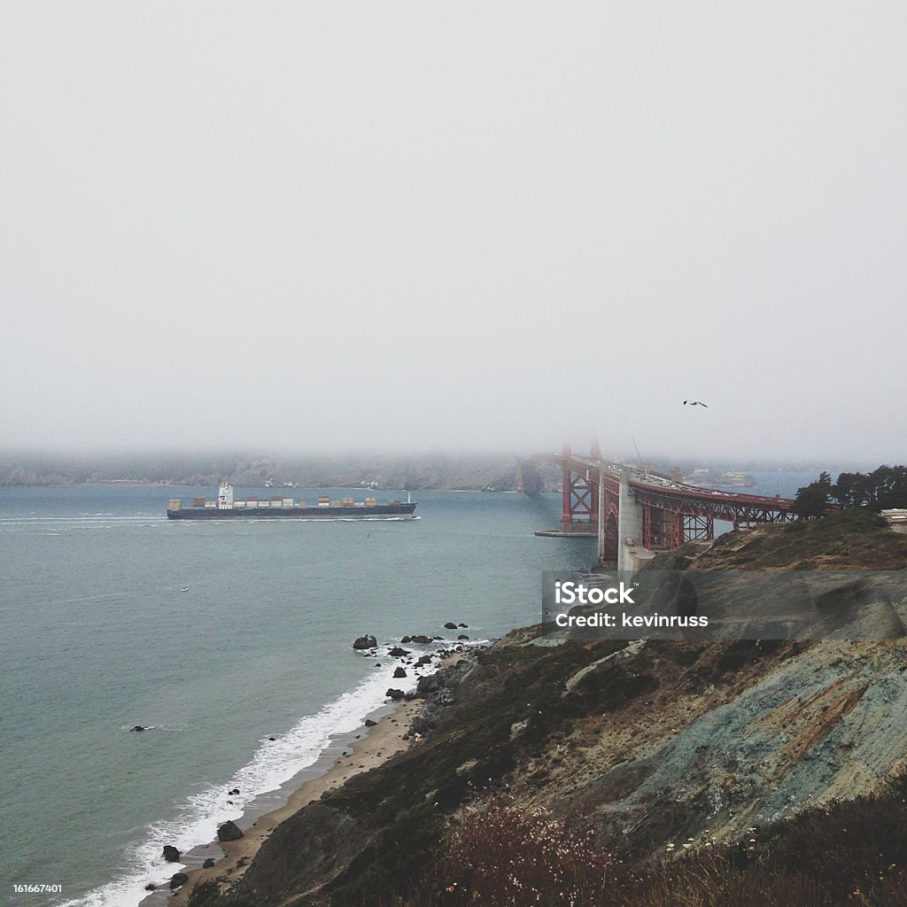 Ship passe sous le pont - Photo de Brouillard libre de droits