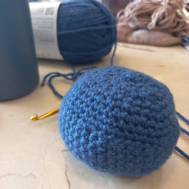blaues knäuelgarn für amigurumi häkeln - cotton ball blue cotton crochet stock-fotos und bilder