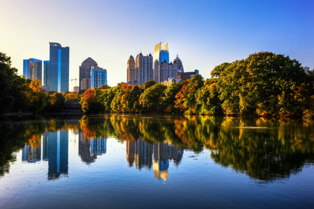 skyline di atlanta riflette in piedmont park lake - piedmont park foto e immagini stock