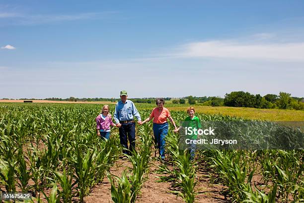 Foto de Esforço Dos Seus Avós Agricultores Casal Caminhando Com Netos e mais fotos de stock de Família