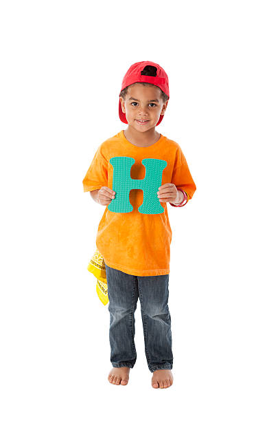 человеческий алфавит: дети bi-расовой молодой мальчик шрифт яркая буква h - 4 h стоковые фото и изображения