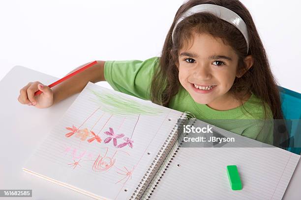 Młody Hispanic Szkole Dziewczyna Rysuje Obraz - zdjęcia stockowe i więcej obrazów 4 - 5 lat - 4 - 5 lat, 6-7 lat, Białe tło