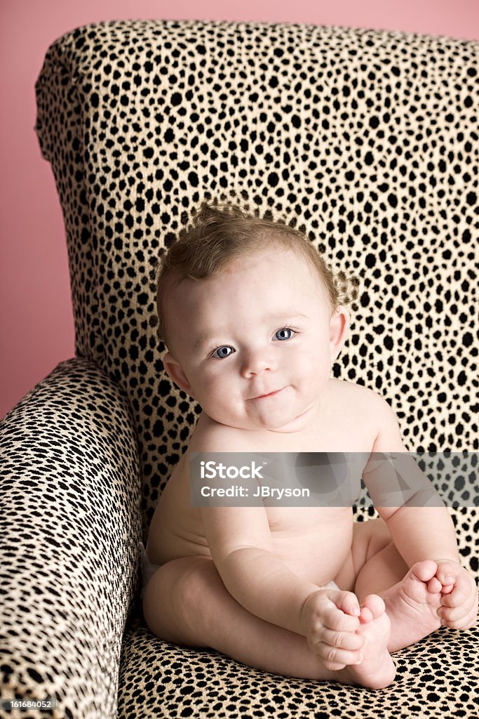 Hermosa niña bebé jugando con su (XXL) los dedos de los pies - Foto de stock de 2-5 meses libre de derechos