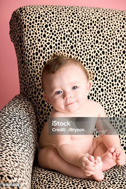 Hermosa Niña Bebé Jugando Con Su Los Dedos De Los Pies Foto de stock y más banco de imágenes de 2-5 meses