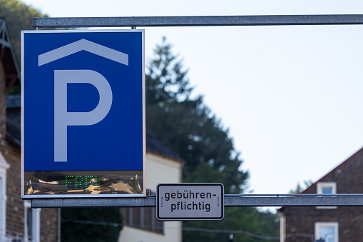 Traffic information that there are still parking spots free in the parking garage.