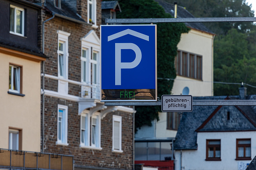 Traffic information that there are still parking spots free in the parking garage.