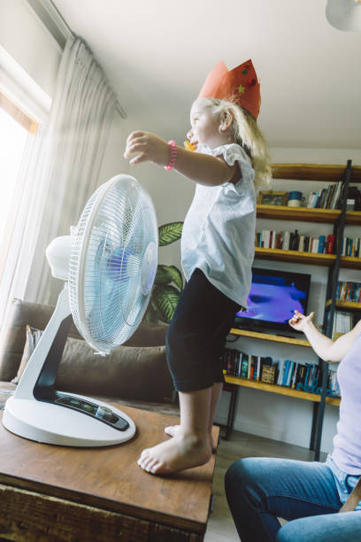istock Wise mom, daughter; fan dance, coolness 1616972657