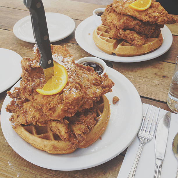 smażony kurczak i gofry - waffle chicken fried chicken food zdjęcia i obrazy z banku zdjęć