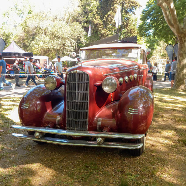 viejo convertible lasalle rojo de 1934 en un parque. autoclasica 2022 salón del coche clásico - cadillac la salle fotografías e imágenes de stock
