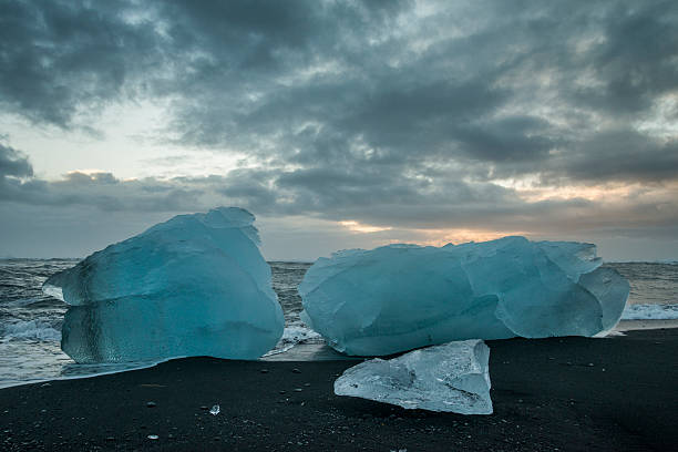 Iceberg su una sabbia nera beack di Jokulsarlon, Islanda - foto stock