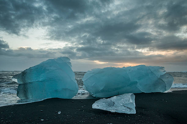 Icebergs em uma Areia negra beack de Jokulsarlon, Islândia - fotografia de stock