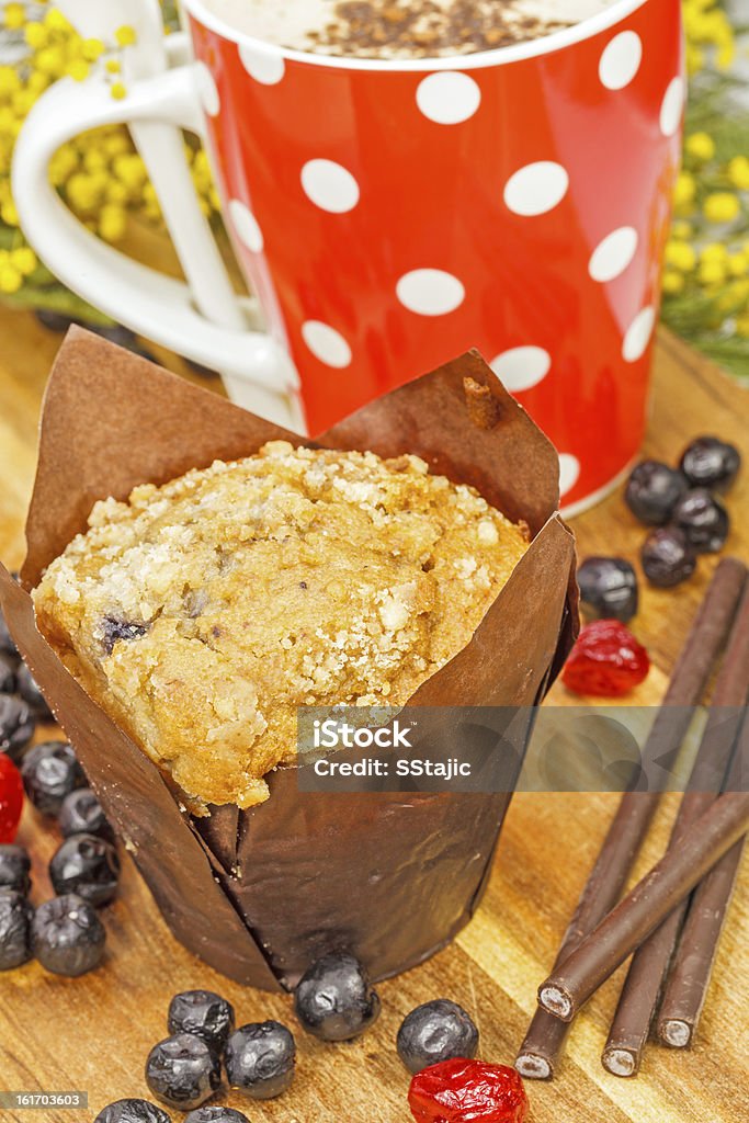 Filiżanka kawy z muffin z jagodami - Zbiór zdjęć royalty-free (Bez ludzi)