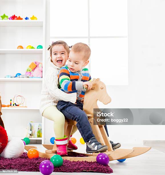 Crianças Brincando Na Sala - Fotografias de stock e mais imagens de 18 a 23 Meses - 18 a 23 Meses, Aluna, Aluno de Jardim de Infância