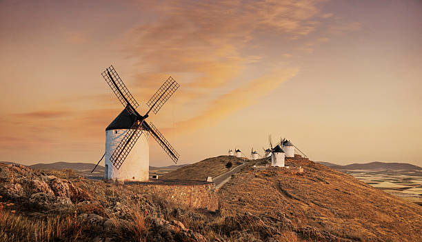 moinhos de vento durante o pôr do sol, consuegra, castilla la mancha, espanha - la mancha - fotografias e filmes do acervo