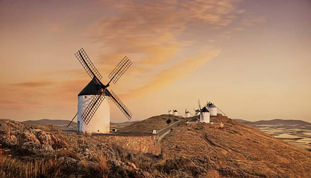 ветряные мельницы на закат, consuegra, кастилия-ла-манча, испания - la mancha стоковые фото и изображения