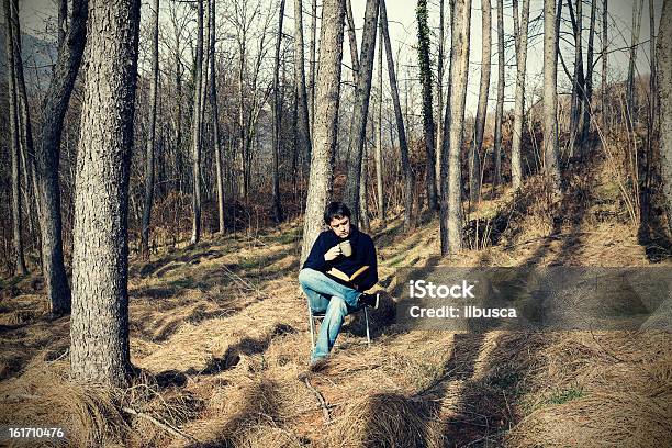 Foto de Homem De Leitura Tranquila E Beber Chá Ao Ar Livre e mais fotos de stock de 30 Anos - 30 Anos, Adulto, Beber