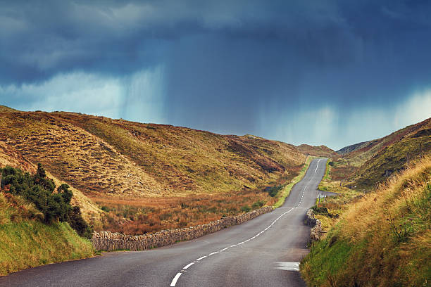 regen wetter - road isweather2012 weather country road stock-fotos und bilder