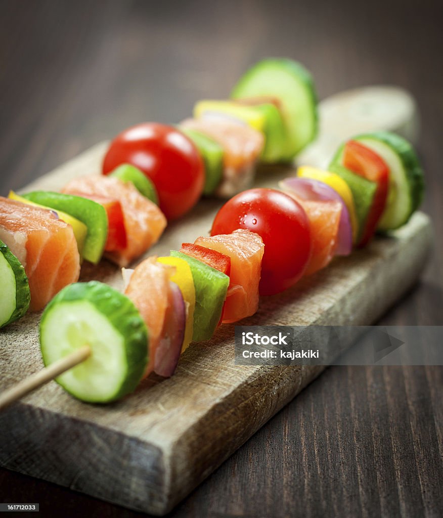 Kebab di verdure e salmone - Foto stock royalty-free di Spiedino
