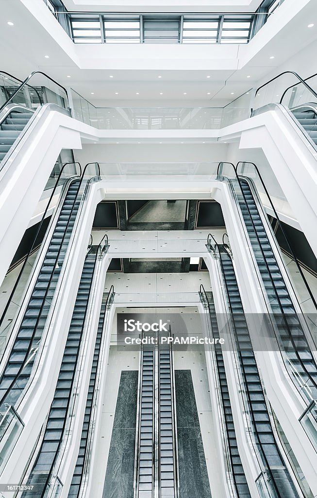 Современный торговый центр Эскалаторы - Стоковые фото Торговый центр роялти-фри