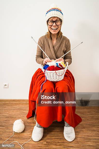 Humorous Mulher Está Sentada Na Cadeira E Tampas De Tricô Inverno - Fotografias de stock e mais imagens de Sorriso Amarelo