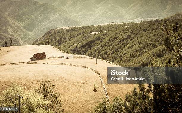 Photo libre de droit de Solitude Ferme Dans Une Vallée banque d'images et plus d'images libres de droit de Agriculture - Agriculture, Cabane - Structure bâtie, Champ