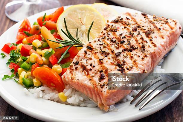 Gegrilltes Lachsfilet Stockfoto und mehr Bilder von Fisch - Fisch, Reis - Grundnahrungsmittel, Gemüse