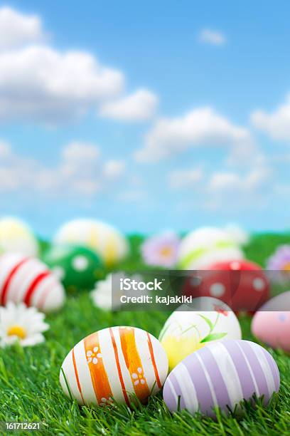 Ovos De Páscoa Coloridos - Fotografias de stock e mais imagens de Páscoa - Páscoa, Plano de Fundo, Caça ao Ovo da Páscoa