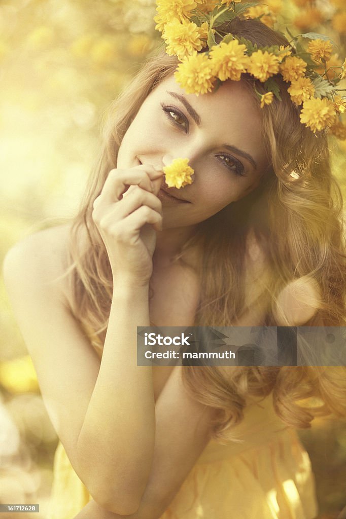 Девочка в желтый цветочный венок - Стоковые фото Женщины роялти-фри