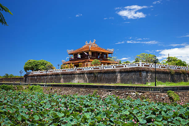 mura della città imperiale) (cittadella di hue, vietnam, - hue foto e immagini stock