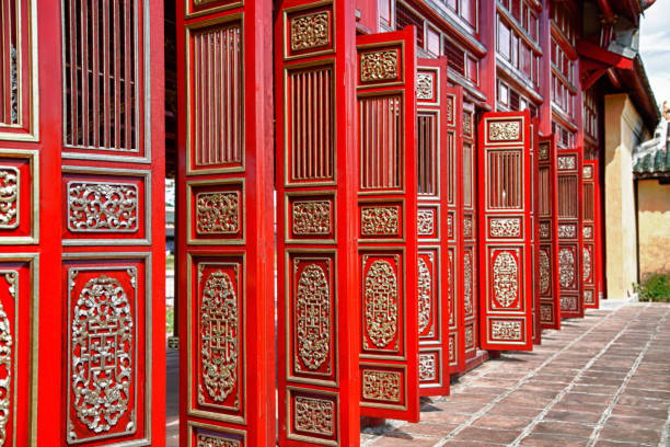 portiere in rosso il colore della città imperiale (cittadella), vietnam - hue foto e immagini stock