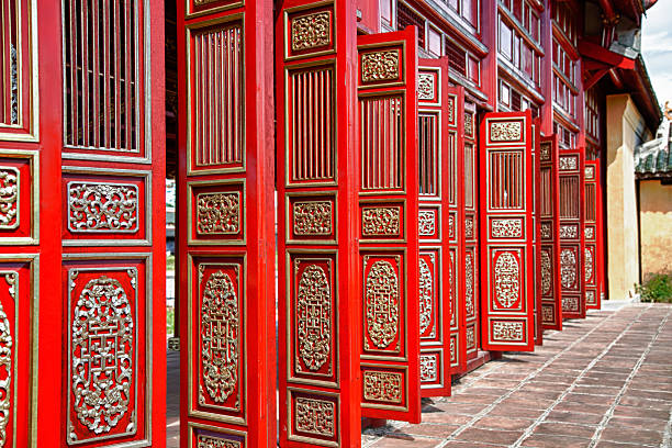 レッドドアの色のインペリアルシテダルシティー（ベトナム） - hue ストックフォトと画像