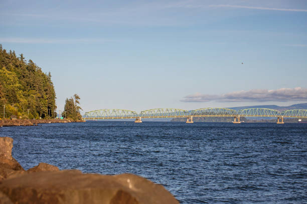 The Astoria–Megler Bridge crosses the Columbia river, connecting the states of Oregon and Washington.