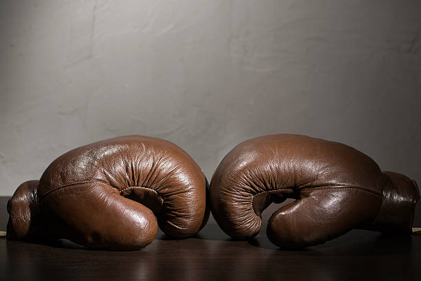 복싱 장갑 - conflict boxing glove classic sport 뉴스 사진 이미지