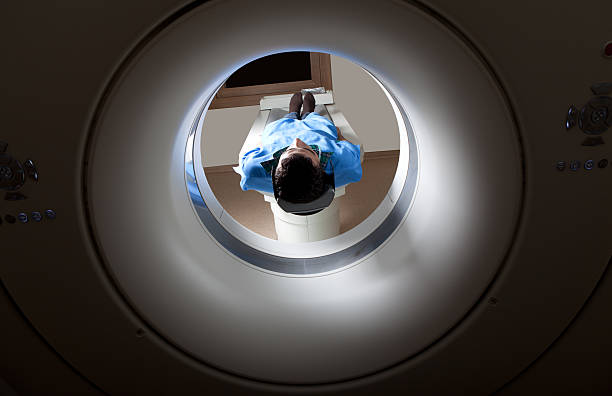 남자 받는 의학적 검사를 통해 mri 스캔 - mri scanner mri scan radiation cancer 뉴스 사진 이미지