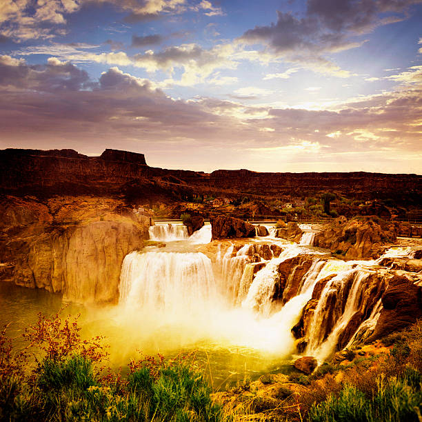 cascadas shoshone en sunrise - idaho waterfall natural landmark extreme terrain fotografías e imágenes de stock