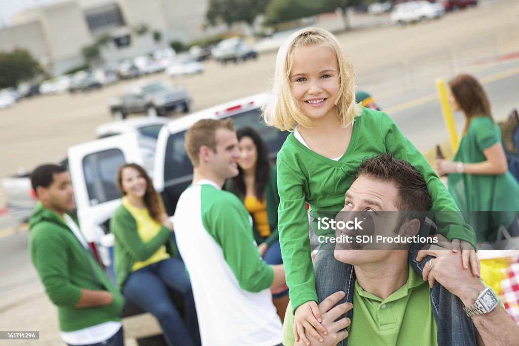 tailgating kleines Mädchen mit Vater im college football stadium - Lizenzfrei Parkplatz-Picknick Stock-Foto