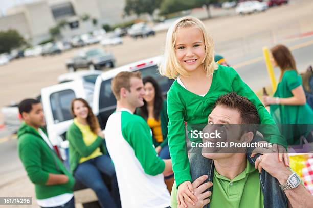 Tailgating Kleines Mädchen Mit Vater Im College Football Stadium Stockfoto und mehr Bilder von Parkplatz-Picknick