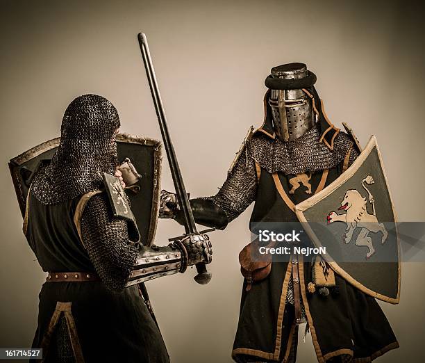 Lucha Entre Dos Medieval Caballero Foto de stock y más banco de imágenes de Adulto - Adulto, Agresión, Armadura - Armadura tradicional