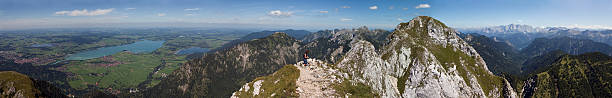 vue panoramique de la montagne säuling (sud de l'allemagne - sauling photos et images de collection