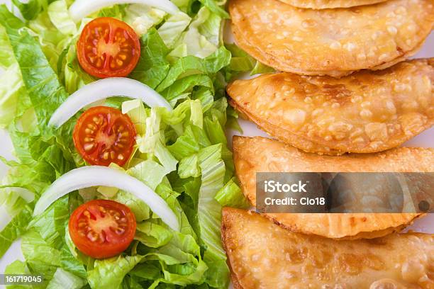 Foto de Hambúrgueres De Atum Com Salada De Alface e mais fotos de stock de Alface - Alface, Alimentação Saudável, Assado no Forno