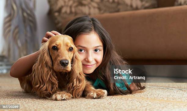 La Chica Está Acostado De Piso Foto de stock y más banco de imágenes de Niño - Niño, Perro, Mascota