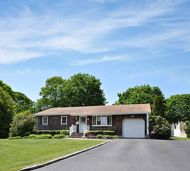 istock Suburban Ranch Home Driveway 161721516