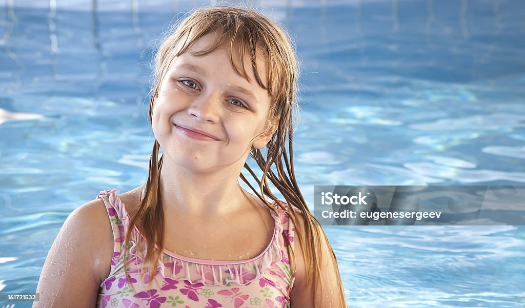 Retrato de menina loira sorridente com piscina de água azul brilhante - Foto de stock de Aluna royalty-free