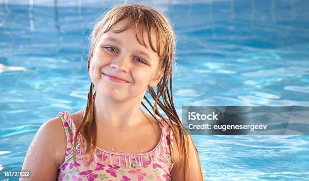 Foto de Retrato De Menina Loira Sorridente Com Piscina De Água Azul Brilhante e mais fotos de stock de Aluna