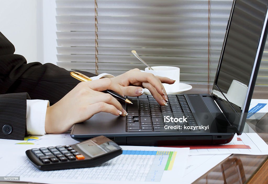 Mulher de negócios com o laptop no local de trabalho - Foto de stock de Adulto royalty-free